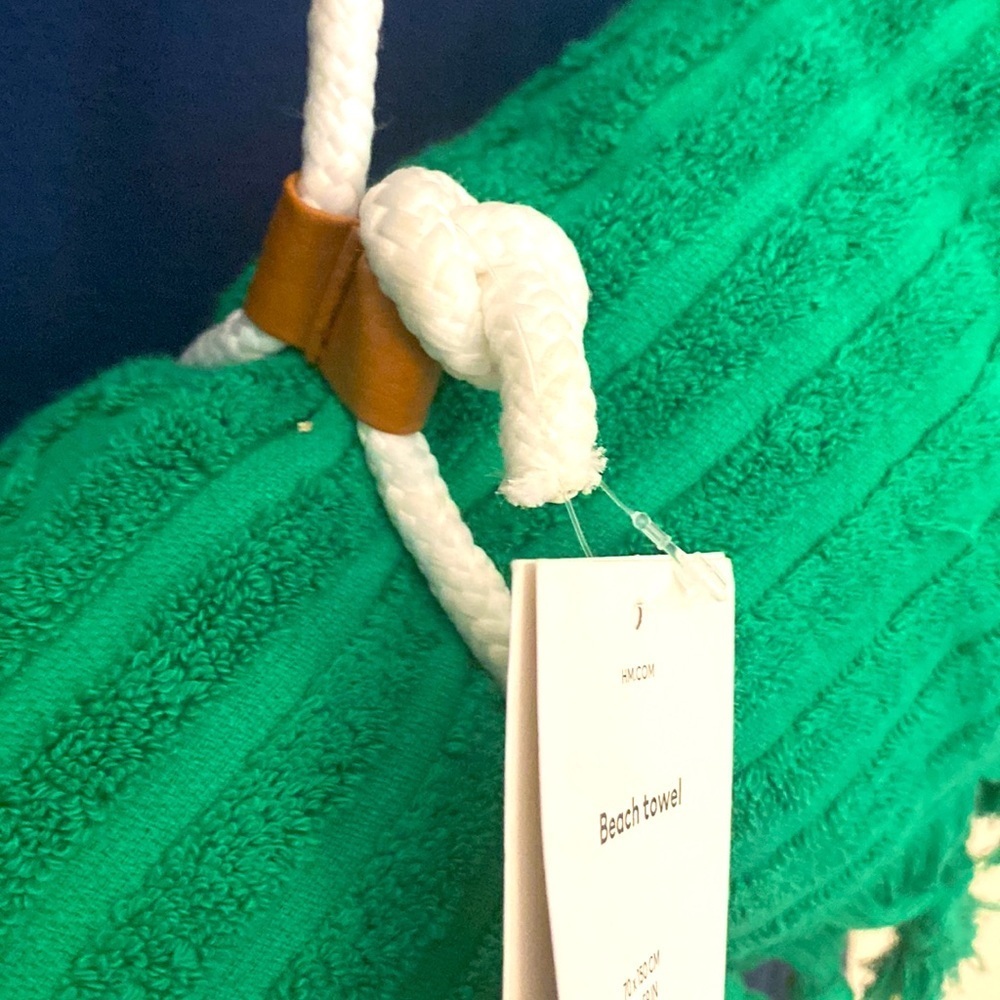 H&M Beach Towel & Carrying Strap - Picture 6 of 7